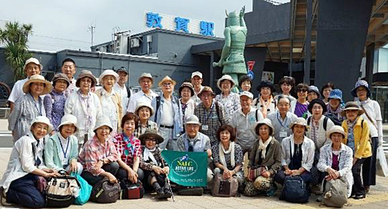 JR青春旅の会に参加の皆さん、敦賀駅前にて