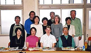 ヨハンネス君を囲んでロン先生と会員一同
