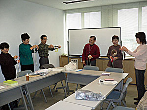 熱心に指導する山口会員、右から3人目