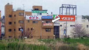雀荘「リキ」はイズミヤの左側