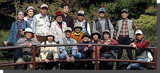 橋の上で参加者16名が記念撮影