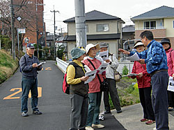 街道を散策しながら平田氏の歴史説明を聞く