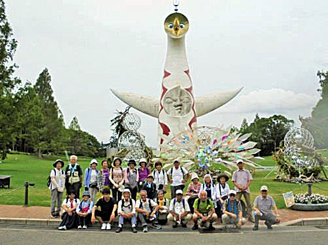 万博公園の太陽の塔前で