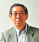 <代表 三津輝雄