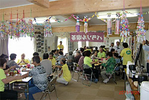若林地区、荒井小学校用地仮設住宅にて
