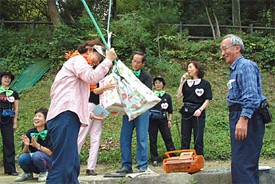 第1回「秋のイベント」、種田ナス子会員(4地区)と野村代表(当時)景品は「ほうき」でした