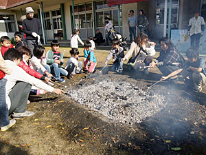 畑で芋掘りしてみんなで焼き芋