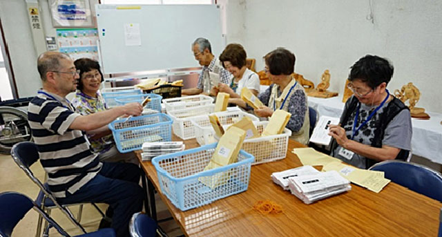 会報の封入作業