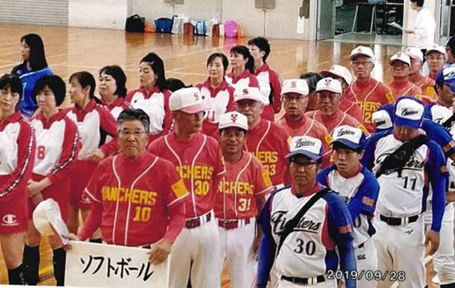 ソフトボール大会開会式(中央列前から3番目)