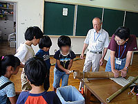 割合簡単な鋸で切るという作業も子どもたちに喜んでもらえ、切ったあとの竹の輪は遊びの道具になっています。