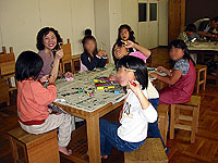 02年9月小学校での竹とんぼ作りの子どもたち