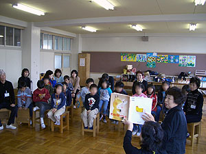 絵本「きつねいろのくつした」の読み聞かせ