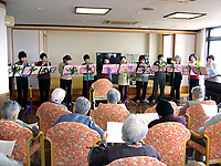 「楽しいオカリナ」は2005年1月に発足、会員の田岡冶子さんの指導で月に2回 2時間の練習を行っています。 高齢者施設での演奏は今回が初めてです。