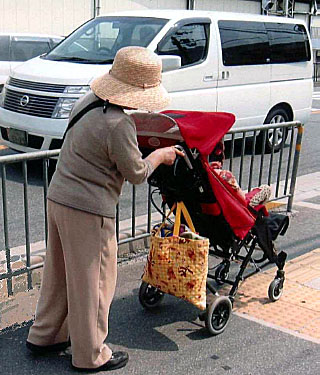 車椅子介助で登校中