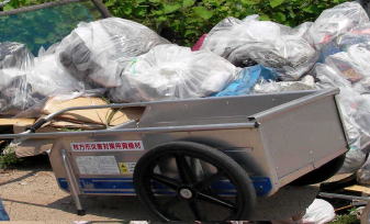 ごみの山と大活躍した運搬車