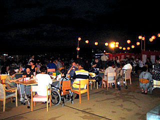 100人以上の人出でにぎわう会場