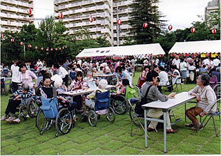 1400坪の広い園庭も人でいっぱい