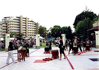 小学生たちなどによる和太鼓の演奏