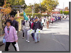 白旗池へ向うナルク会員と市民の列