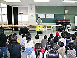 筆者の手品の熱演に喜ぶ子供たち