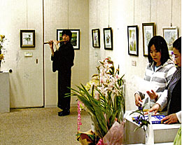 会場の花々の前で「しの笛」が演奏されました