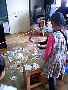 魚釣りゲームをして遊ぶ