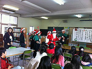 枚方小でのふれ愛クリスマスバージョン、サンタも現れて大人気！