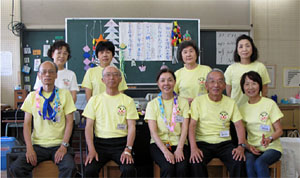 小学校や施設で、玉手箱を開けてビックリさせています