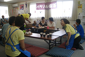 パラソル喫茶での交歓風景