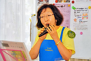 オカリナ演奏中の田岡会員