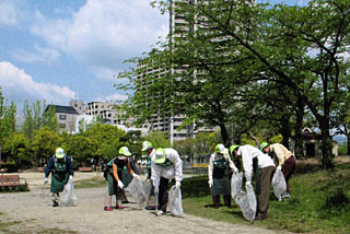 樟葉中央公園での清掃活動