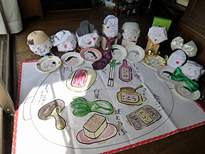 「さざえさん一家のすき焼きじゃんけん」に使う扮装用の面と、すき焼きの具(手作りグッズ)