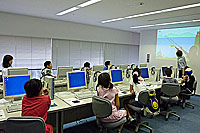 小学生3~5年生対象の「動物のアニメーションづくり」の教室風景