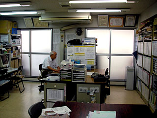 入口から見た事務所内部