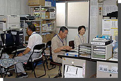 事務所で出納業務を担当