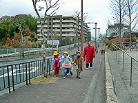 一緒に下校される教頭先生
