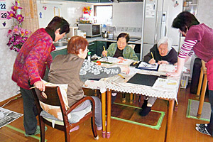 熱心に指導を受ける利用者の皆さん