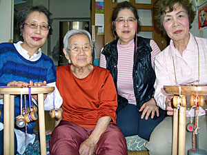 組みひも教室の筆者(90歳、左から二人目)と生徒