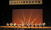 演技中の「ミルキーズ」の皆さん