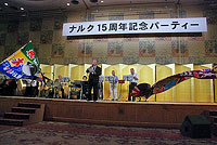 「北の漁場」を歌う高畑会長