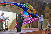 「北の漁場」を歌う高畑会長