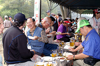 楽しく会食・懇親中!