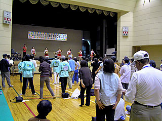 「ビューティーベアーズ」と一緒に踊る皆さん