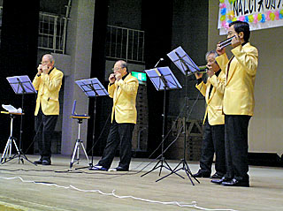 「河内口琴隊」のハーモニカ演奏