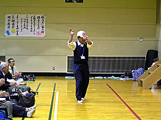 ハーモニカ演奏で踊る鳥居さん