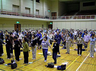 「ビューティーベアーズ」と一緒に踊る皆さん