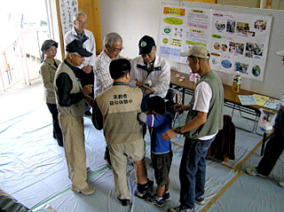 「高齢者疑似体験」コーナーで装具をつける体験者