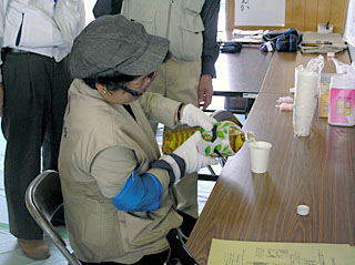 ペットボトルのお茶をコップに注ぐ体験