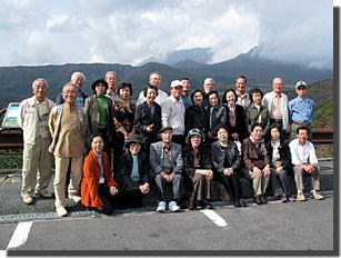 大山を背景に参加者全員で記念写真