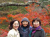 奥津渓谷の紅葉をバックにパチリ